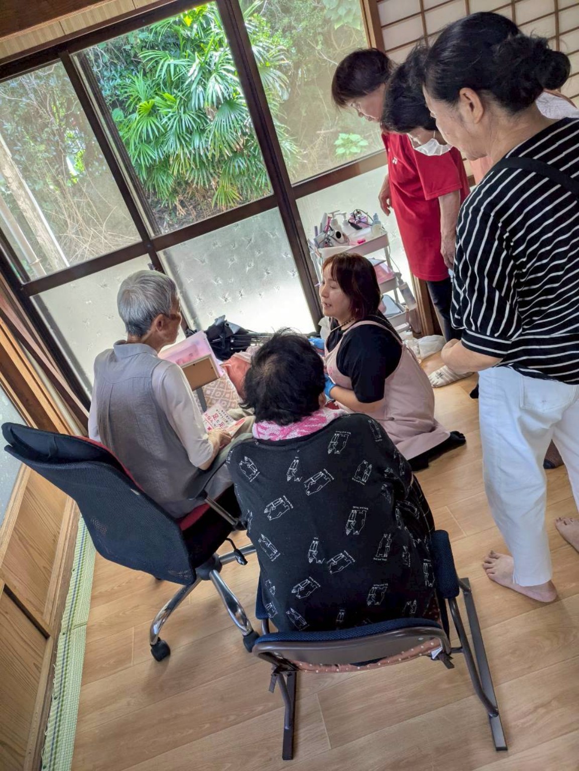 地域で一人ひとりの足を見ながら相談に応じるむぜごて