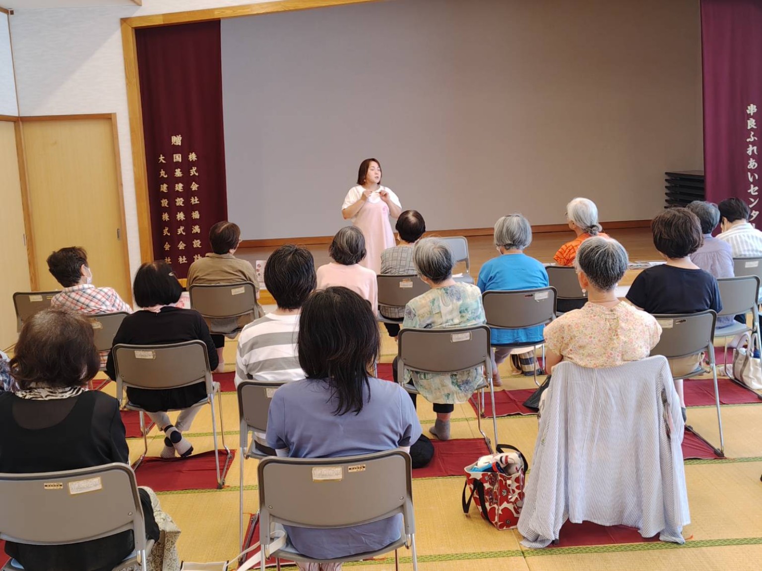 地域の高齢者に向けたフットケア講演
